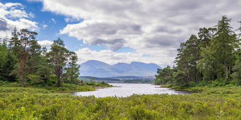 Fluss Loch Lochy mit Bergen im Hintergrund, Lochaber, Schottland - SMAF02312