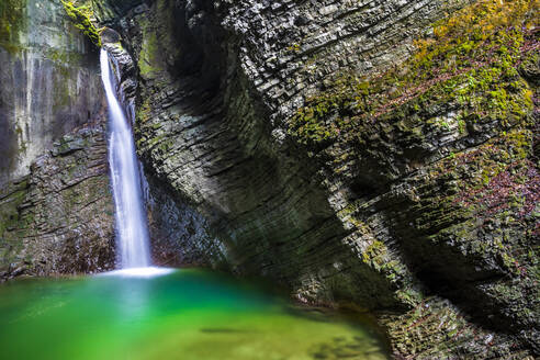 Slowenien, Langzeitbelichtung des Slap Kozjak Wasserfalls - STSF03498