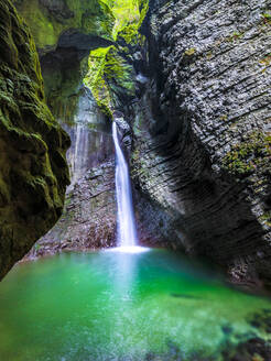 Slowenien, Langzeitbelichtung des Slap Kozjak Wasserfalls - STSF03500