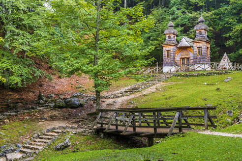 Slowenien, Kleiner Steg und Stufen vor der Russischen Kapelle am Vrsic-Pass - STSF03512