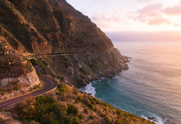 Wunderschöne Straße entlang der Berge und des Ozeans. Erstaunliche Sonnenuntergangsszene. - JLPSF00276