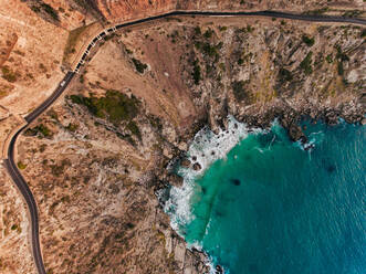 Drohnenaufnahme mit Blick auf den Chapman Peak Drive in Kapstadt, Südafrika. - JLPSF00278