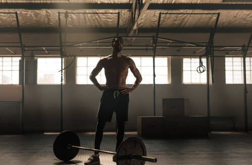 Entschlossener und starker Fitness-Mann, der mit schweren Gewichten im Fitnessclub trainiert. Männlicher Athlet mit schwerem Gewicht im Fitnessstudio. - JLPSF00347