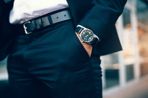 Nahaufnahme der Hand eines Geschäftsmannes, der eine Uhr trägt. Hand in der Tasche mit Armbanduhr. - JLPSF00858
