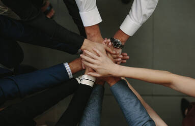 Konzept der Teamarbeit und Kooperation: Geschäftsleute reichen sich die Hände und demonstrieren Einigkeit. - JLPSF01070