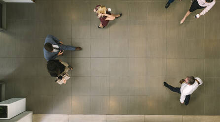 Business people walking through a office hallway. Defocused people in a lobby. - JLPSF01268