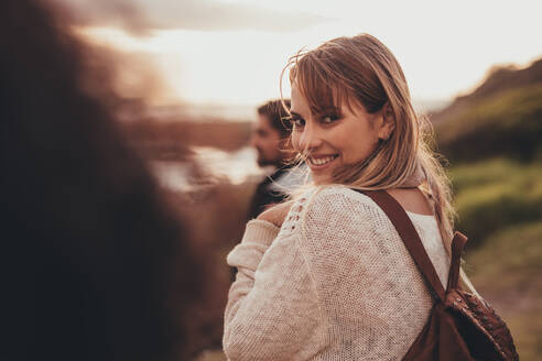 Schöne Frau geht mit Freunden im Freien spazieren. Kaukasische Frau auf Road Trip mit Freunden. - JLPSF01529