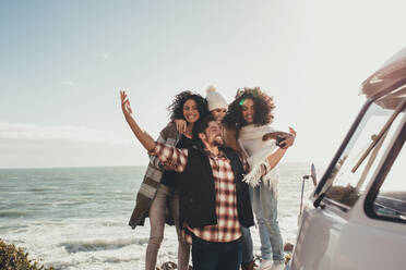 Freunde auf Road Trip nehmen Selfie mit Handy. Gruppe von Mann und Frauen nehmen Selbstporträt im Freien. - JLPSF01655