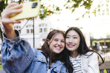 Lesbische Freundinnen nehmen Selfie durch Smartphone - ASGF02933