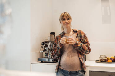 Schwangere Frau mit Teetasse in der Küche zu Hause - JOSEF13744