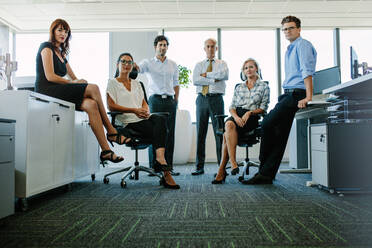 Porträt einer Gruppe von Geschäftsleuten in voller Länge, die in die Kamera schauen. Geschäftsleute im Büro. - JLPSF02201