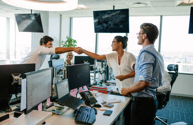 Glückliche Geschäftsleute, die ihren Erfolg in einem modernen Büro feiern. - JLPSF02301