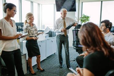Multiethnisches Geschäftsteam bei einem Treffen in einem modernen Büro. Geschäftsleute beim Brainstorming über eine neue Strategie. - JLPSF02305