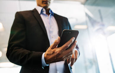 Close up von männlichen Händen lesen ext Nachricht auf Smartphone. Geschäftsmann Mann Hand mit Handy im Büro. - JLPSF02369