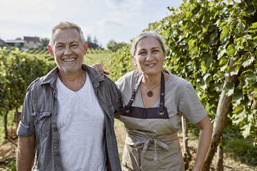 Glückliche, reife Landwirte stehen zusammen im Weinberg - ZEDF04820