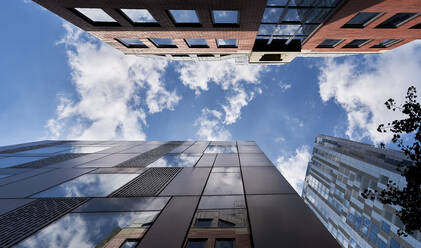 Moderne Wolkenkratzer unter bewölktem Himmel - VEGF05973