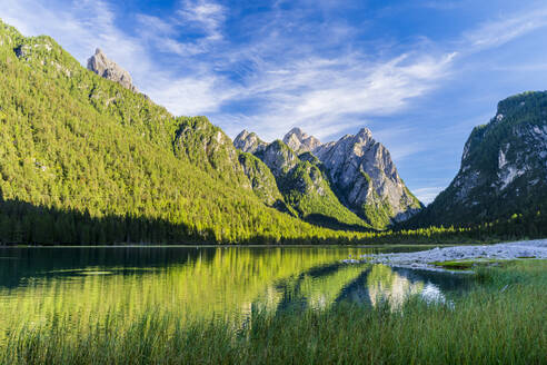 Italien, Trentino-Südtirol, Blick auf den Toblacher See in den Sextner Dolomiten - STSF03514