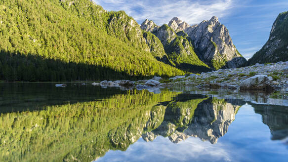 Italien, Trentino-Südtirol, Blick auf den Toblacher See in den Sextner Dolomiten - STSF03515