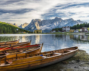 Italien, Venetien, Auronzo di Cadore, Ruderboote links am Ufer des Misurina-Sees - STSF03516