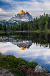 Italien, Venetien, Blick auf den Antorno-See in der Abenddämmerung mit der Bergkette Cadini di Misurina im Hintergrund - STSF03520