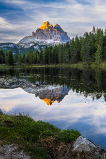 Italien, Venetien, Blick auf den Antorno-See in der Abenddämmerung mit der Bergkette Cadini di Misurina im Hintergrund - STSF03520