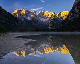 Italien, Trentino-Südtirol, Berge spiegeln sich im Lago di Landro in der Abenddämmerung - STSF03521