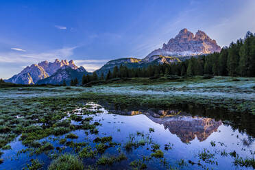 Italien, Venetien, Seeufer in den Sextner Dolomiten in der Abenddämmerung - STSF03522