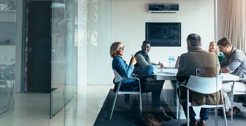 Geschäftsleute arbeiten und diskutieren zusammen in einem Meeting im Büro. Team von erfolgreichen Menschen in einem Geschäftstreffen. - JLPSF02528