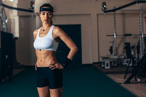 Sportlerin mit Motion-Capture-Sensoren an ihrem Körper zur Aufzeichnung von Bewegung und Leistung im Biomechanik-Labor. - JLPSF02631