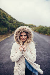 Attraktive junge Frau im Freien an einem Wintertag. Frau in warmer Kleidung auf offener Straße. - JLPSF03070