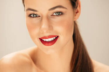 Close up Porträt der kaukasischen weiblichen Modell mit schönen Make-up. Junge Frau mit perfekter Haut im Studio. - JLPSF03260