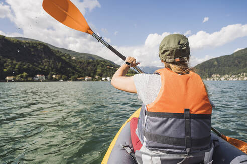 Reife Frau beim Kajakfahren auf dem See - UUF27486