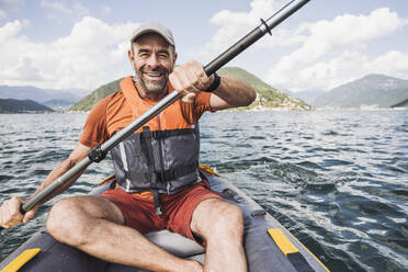 Glücklicher Mann beim Kajakfahren auf dem See - UUF27500