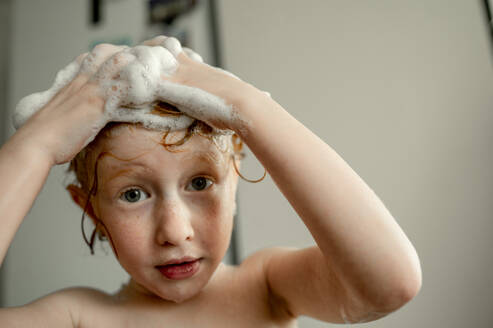 Mädchen wäscht Haare im Badezimmer - ANAF00113