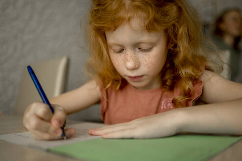Rothaariges Mädchen zeichnet mit Farbstift zu Hause - ANAF00117