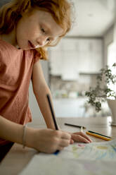 Girl drawing with color pencil at home - ANAF00125