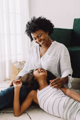 Afrikanische Mutter und Tochter haben Spaß zusammen. Frau verbringt Zeit mit ihrem Kind zu Hause. - JLPSF04339