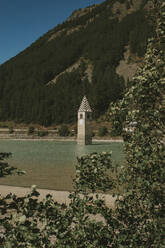 Italien, Trentino-Südtirol, Glockenturm im Reschensee versenkt - DMGF00853
