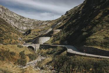 Gotthardpass inmitten von Bergen an einem sonnigen Tag - DMGF00861