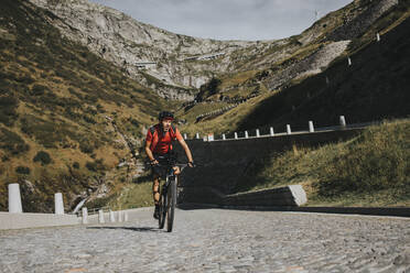 Mann radelt an einem sonnigen Tag über den Gotthardpass - DMGF00864