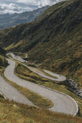 Kurvenreiche Strassen am Gotthardpass inmitten der Berge an einem sonnigen Tag - DMGF00871