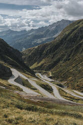 Kurvenreiche Strassen am Gotthardpass an einem sonnigen Tag - DMGF00872