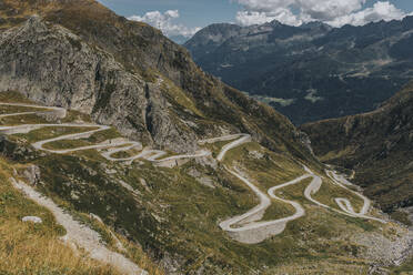 Kurvenreiche Straßen inmitten des Gotthardpasses - DMGF00873