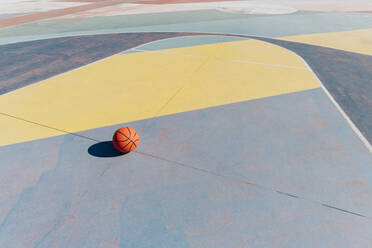 Basketball auf dem Sportplatz an einem sonnigen Tag - MEUF08165