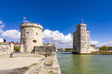 Frankreich, Nouvelle-Aquitaine, La Rochelle, Chain Tower und Saint Nicolas Tower im alten mittelalterlichen Hafen - WDF07048