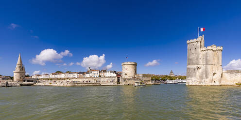 Frankreich, Nouvelle-Aquitaine, La Rochelle, Laternenturm, Kettenturm und Turm Saint Nicolas im alten mittelalterlichen Hafen - WDF07052