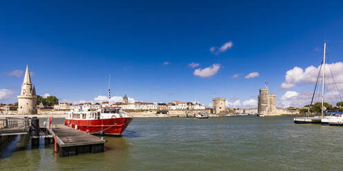 Frankreich, Nouvelle-Aquitaine, La Rochelle, Panoramablick auf den alten mittelalterlichen Hafen - WDF07054