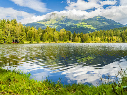 Österreich, Tirol, Schwarzsee mit Kitzbüheler Horn im Hintergrund - STSF03538