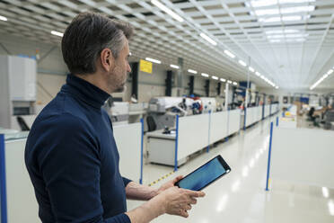 Geschäftsmann mit Tablet-PC in der Industrie stehend - JOSEF13861