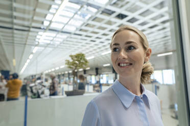 Glückliche blonde Geschäftsfrau in der Industrie - JOSEF14035